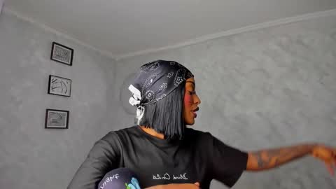 Snapshot of emattaylor chatting on December 16, 2025, 11:04 am . online show from December 16, 2025, 11:04 am