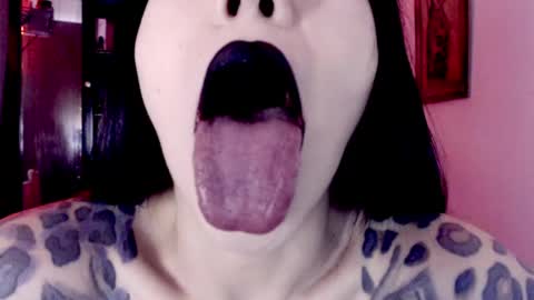 Snapshot of emearld_black chatting on June 4, 2026, 3:56 am Emerald Black online show from June 4, 2026, 3:56 am