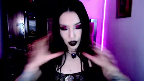 Snapshot of emearld_black chatting on July 28, 2026, 5:25 am Emerald Black online show from July 28, 2026, 5:25 am