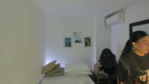 Snapshot of emelie_89 chatting on October 23, 2025, 12:15 pm emelie_89 online show from October 23, 2025, 12:15 pm