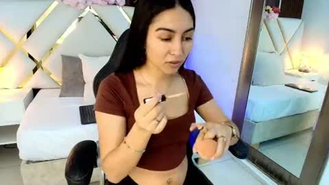 Snapshot of emelie_ch_ chatting on August 4, 2026, 5:21 am Emily online show from August 4, 2026, 5:21 am