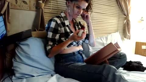 Snapshot of emi_dean87 chatting on July 12, 2026, 5:20 am Emi dean online show from July 12, 2026, 5:20 am