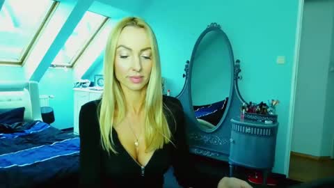 Snapshot of emilachat chatting on January 23, 2025, 10:54 am Emila online show from January 23, 2025, 10:54 am