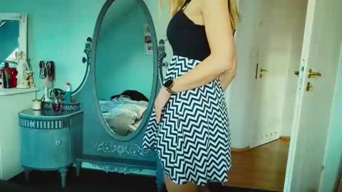 Snapshot of emilachat chatting on February 12, 2025, 10:35 am Emila online show from February 12, 2025, 10:35 am