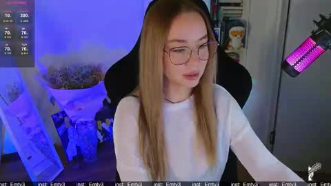 Emili online show from December 3, 2025, 2:04 pm