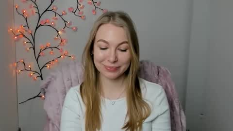 Emilia online show from December 18, 2025, 6:41 am