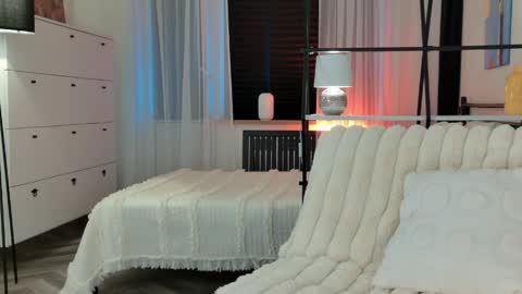 Emiljanna online show from May 19, 2026, 4:02 pm