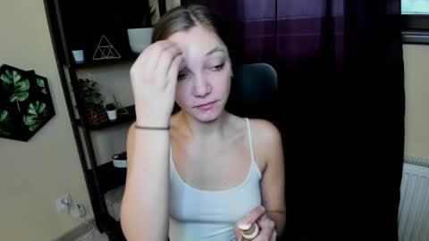 Snapshot of emilly_xkiss chatting on March 4, 2025, 6:26 am Emilly online show from March 4, 2025, 6:26 am