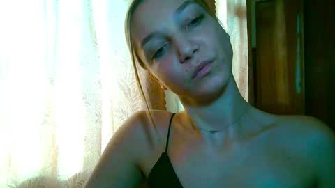 Snapshot of emilly_xkiss chatting on November 28, 2025, 10:40 am Emilly online show from November 28, 2025, 10:40 am