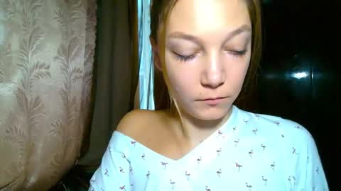 Snapshot of emilly_xkiss chatting on December 1, 2025, 6:51 am Emilly online show from December 1, 2025, 6:51 am