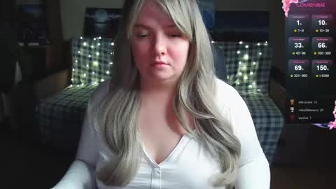 Snapshot of emillybones chatting on December 14, 2025, 11:20 pm Emily online show from December 14, 2025, 11:20 pm