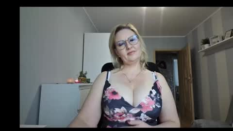 Snapshot of emillykiss chatting on February 6, 2026, 8:51 am EmillyLove online show from February 6, 2026, 8:51 am