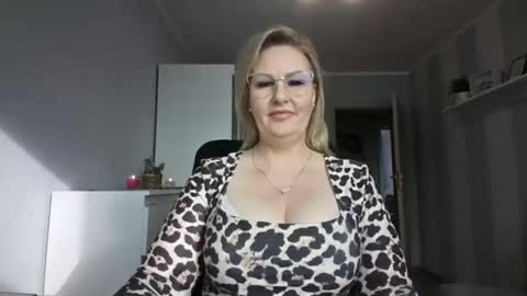 Snapshot of emillykiss chatting on February 18, 2026, 8:54 am EmillyLove online show from February 18, 2026, 8:54 am