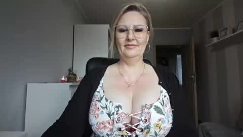 Snapshot of emillykiss chatting on February 27, 2026, 7:41 am EmillyLove online show from February 27, 2026, 7:41 am