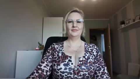 Snapshot of emillykiss chatting on March 4, 2026, 7:25 am EmillyLove online show from March 4, 2026, 7:25 am