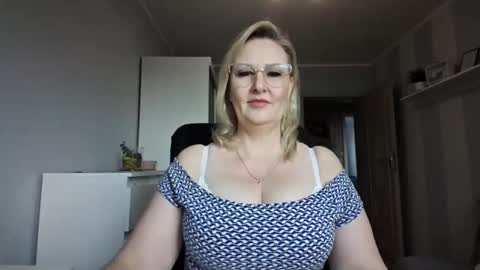 Snapshot of emillykiss chatting on March 11, 2026, 7:25 am EmillyLove online show from March 11, 2026, 7:25 am