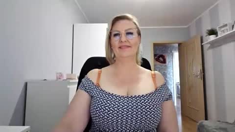 Snapshot of emillykiss chatting on March 28, 2026, 12:05 pm EmillyLove online show from March 28, 2026, 12:05 pm