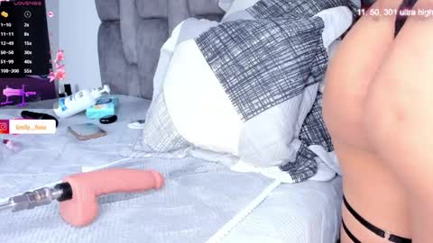 Snapshot of emily___fox chatting on May 1, 2026, 11:04 am Emily online show from May 1, 2026, 11:04 am
