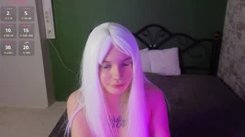 Snapshot of emily__hamilton chatting on June 18, 2026, 1:17 am Emily online show from June 18, 2026, 1:17 am