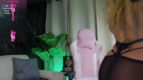 Snapshot of emily_foxx01 chatting on November 28, 2025, 10:12 pm Emily foxx01 online show from November 28, 2025, 10:12 pm