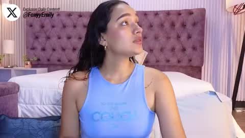 Snapshot of emily_foxyy chatting on December 2, 2025, 7:09 pm Emily online show from December 2, 2025, 7:09 pm