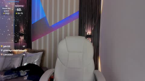 Snapshot of emily_layton chatting on February 7, 2025, 7:59 pm Emily online show from February 7, 2025, 7:59 pm