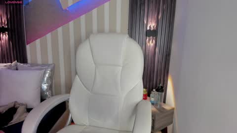 Snapshot of emily_layton chatting on February 8, 2025, 9:46 pm Emily online show from February 8, 2025, 9:46 pm