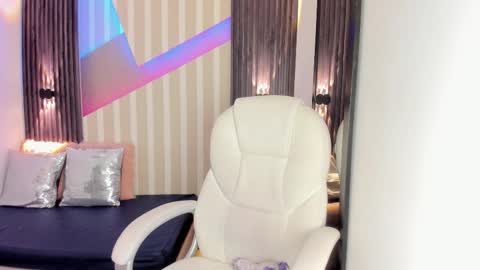 Snapshot of emily_layton chatting on October 24, 2025, 1:40 pm Emily online show from October 24, 2025, 1:40 pm