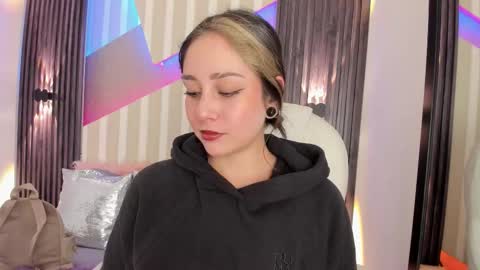 Snapshot of emily_layton chatting on October 27, 2025, 2:32 pm Emily online show from October 27, 2025, 2:32 pm