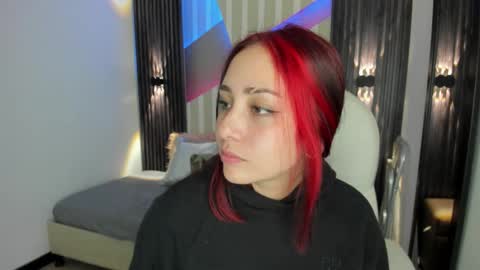 Snapshot of emily_layton chatting on October 31, 2025, 2:07 pm Emily online show from October 31, 2025, 2:07 pm