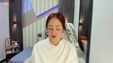 Snapshot of emily_layton chatting on December 14, 2025, 4:45 pm Emily online show from December 14, 2025, 4:45 pm