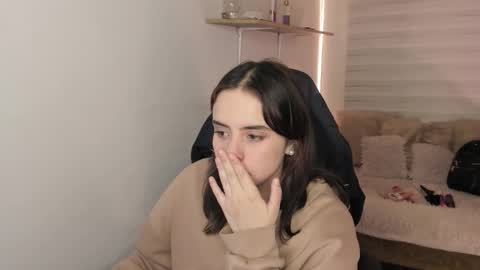 Snapshot of emily_lindey chatting on October 19, 2025, 3:18 am emily_lindey online show from October 19, 2025, 3:18 am