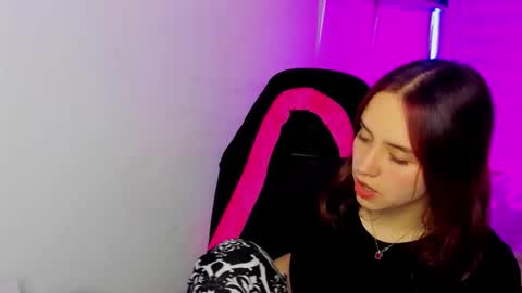 Snapshot of emily_lindey chatting on December 20, 2025, 4:41 am emily_lindey online show from December 20, 2025, 4:41 am