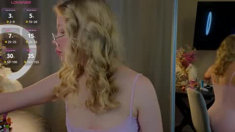 Snapshot of emily_shepard chatting on September 17, 2025, 2:02 am emily shepard online show from September 17, 2025, 2:02 am