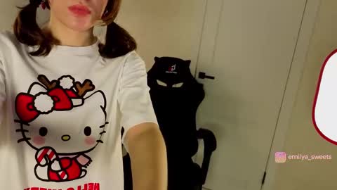 Snapshot of emily_sweetts chatting on December 14, 2025, 5:18 pm emily_sweetts online show from December 14, 2025, 5:18 pm