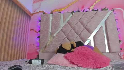 emily_velvet_ online show from April 4, 2026, 6:16 pm