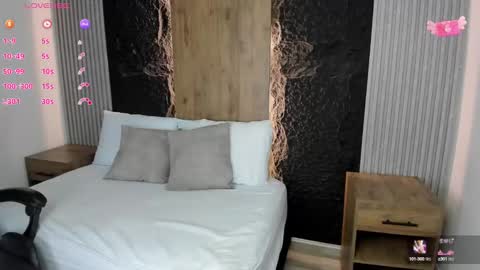 Snapshot of emily_villamil_ chatting on December 5, 2024, 11:29 pm Emi online show from December 5, 2024, 11:29 pm