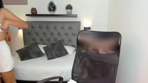 Snapshot of emily_villamil_ chatting on December 28, 2024, 7:54 pm Emi online show from December 28, 2024, 7:54 pm