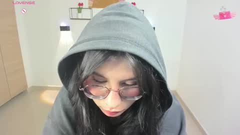 Emi online show from November 24, 2025, 10:42 pm