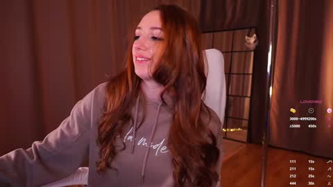 Snapshot of emily_w0w_ chatting on January 7, 2025, 8:13 am Lia online show from January 7, 2025, 8:13 am