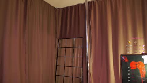 Snapshot of emily_w0w_ chatting on February 24, 2025, 9:00 am Lia online show from February 24, 2025, 9:00 am