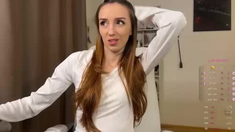 Snapshot of emily_w0w_ chatting on November 23, 2025, 9:25 pm Lia online show from November 23, 2025, 9:25 pm