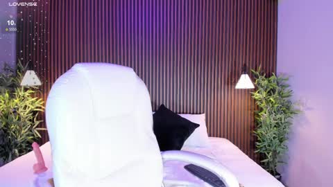 Snapshot of emilycortex chatting on March 6, 2025, 4:30 am Emily online show from March 6, 2025, 4:30 am