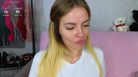 Snapshot of emilyrobbie chatting on February 13, 2025, 8:03 pm Emily Robbie online show from February 13, 2025, 8:03 pm