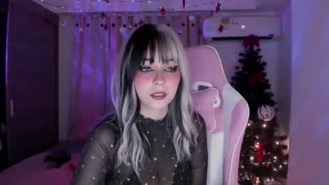 Snapshot of emilyrosss_ chatting on December 12, 2024, 10:02 am EMILY online show from December 12, 2024, 10:02 am