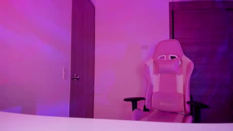 Snapshot of emilyrosss_ chatting on March 8, 2025, 6:21 am EMILY online show from March 8, 2025, 6:21 am