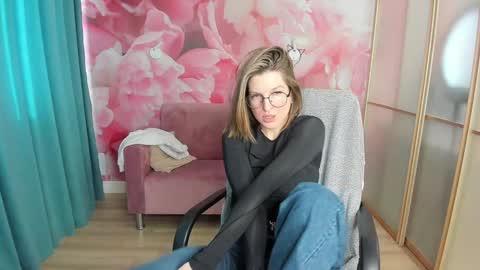 EmilyWalkers online show from January 3, 2025, 9:58 am