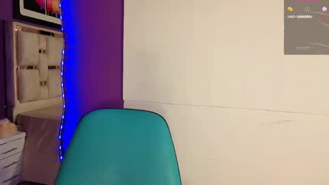 Snapshot of emilyy_cooperr chatting on June 1, 2026, 12:18 pm emilyy_cooperr online show from June 1, 2026, 12:18 pm