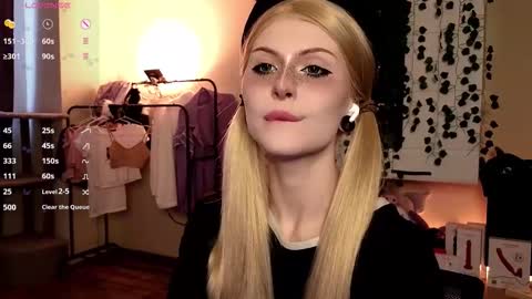 Snapshot of emimiy chatting on October 5, 2025, 9:07 am emimiy online show from October 5, 2025, 9:07 am