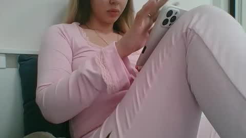 emma_991 online show from April 16, 2026, 8:15 am